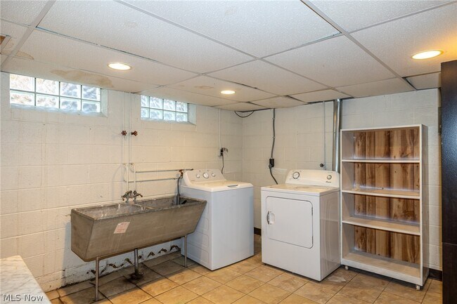 Building Photo - 8221 Pelham Dr
