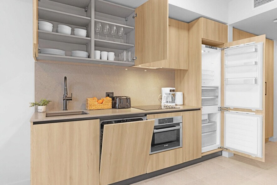 Building Photo - 501 NE 1st Ave