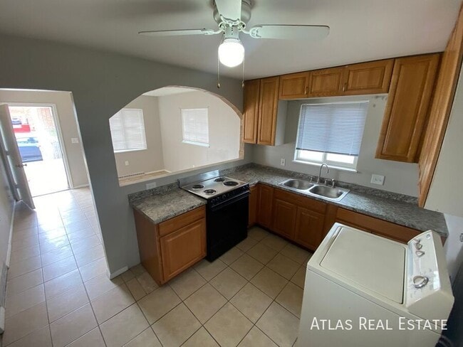 Building Photo - 881 Egbert St