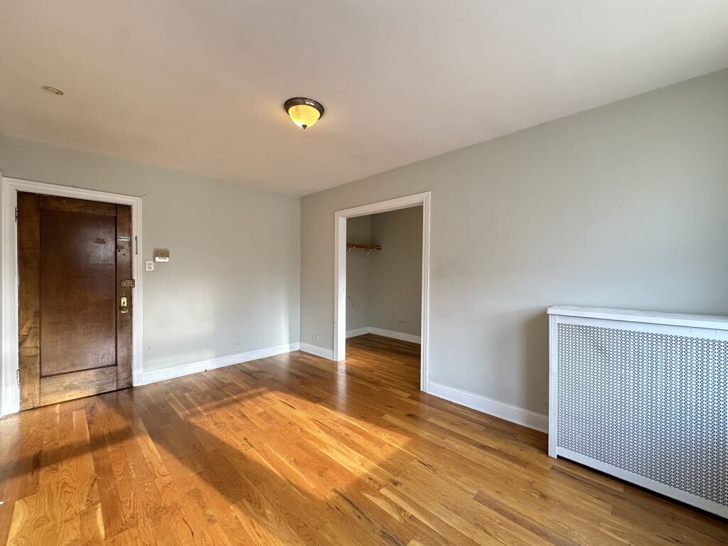 Building Photo - 742 W Belmont Ave