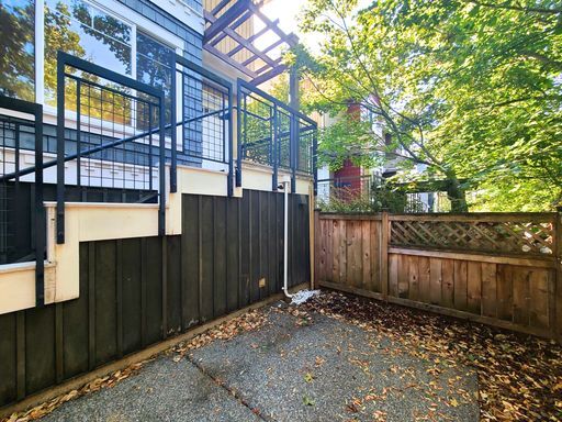 Building Photo - Stunning Three Level Townhome in Green Lak...