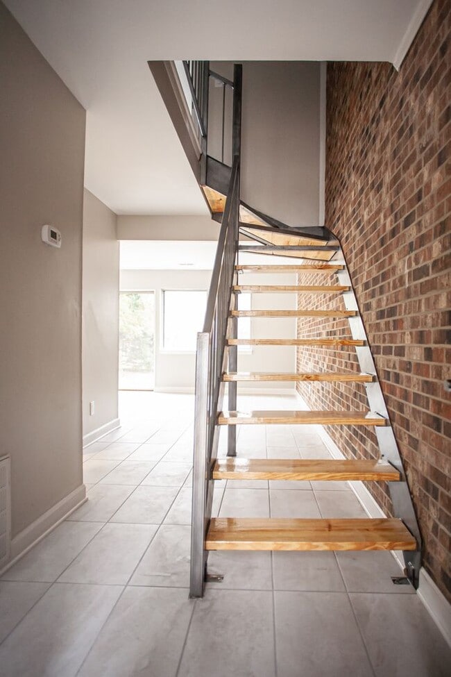Building Photo - A Beautifully Renovated Modern Townhome!