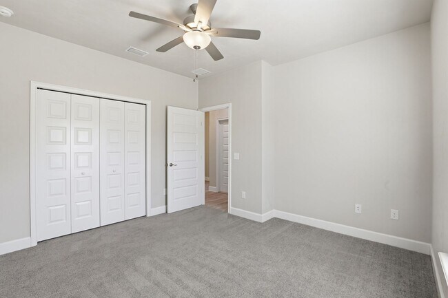 Building Photo - Villas of West 3Bed/2Bath End Unit