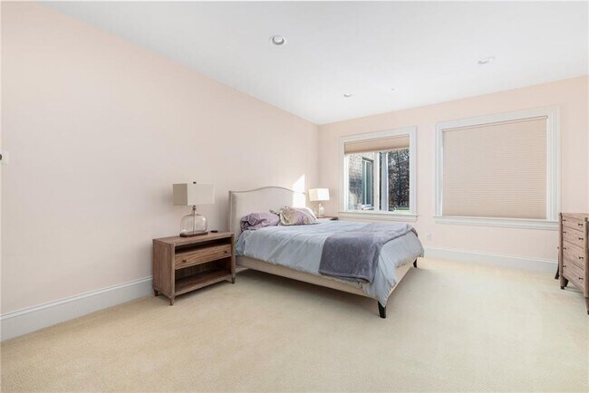 Building Photo - 524 Tillinghast Rd