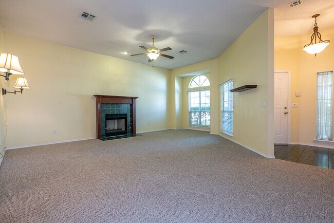Building Photo - Charming 3 bedroom home with cozy fireplac...