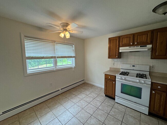 Building Photo - Bright and Spacious Corner Unit in North A...