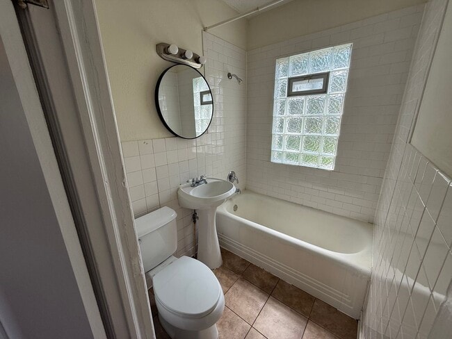 Building Photo - Spacious 3 Bedroom 1 Bath Unit in Minneapolis