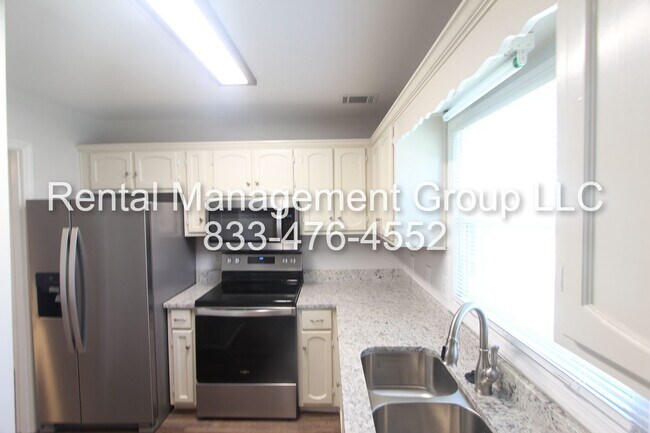 Building Photo - Newly Updated 3BR 2.5BA Townhome in Most Convenient Pelham Location