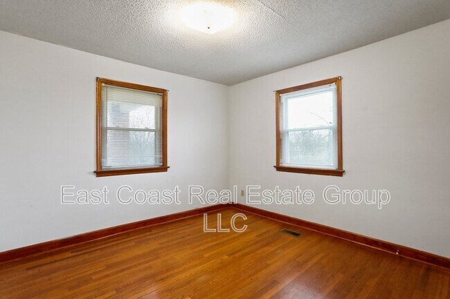 Building Photo - 838 Jenny Wren Dr