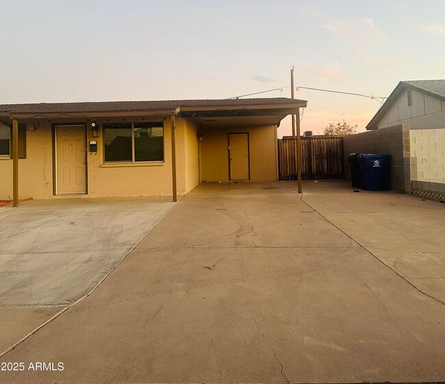 Building Photo - 161 W Holly Ln