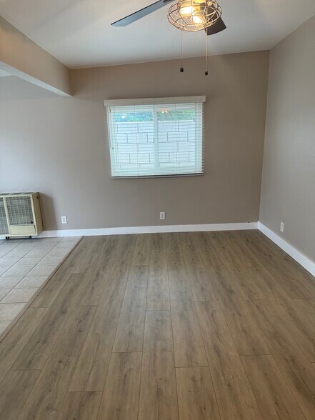 Building Photo - 3733 Rhodes Ln