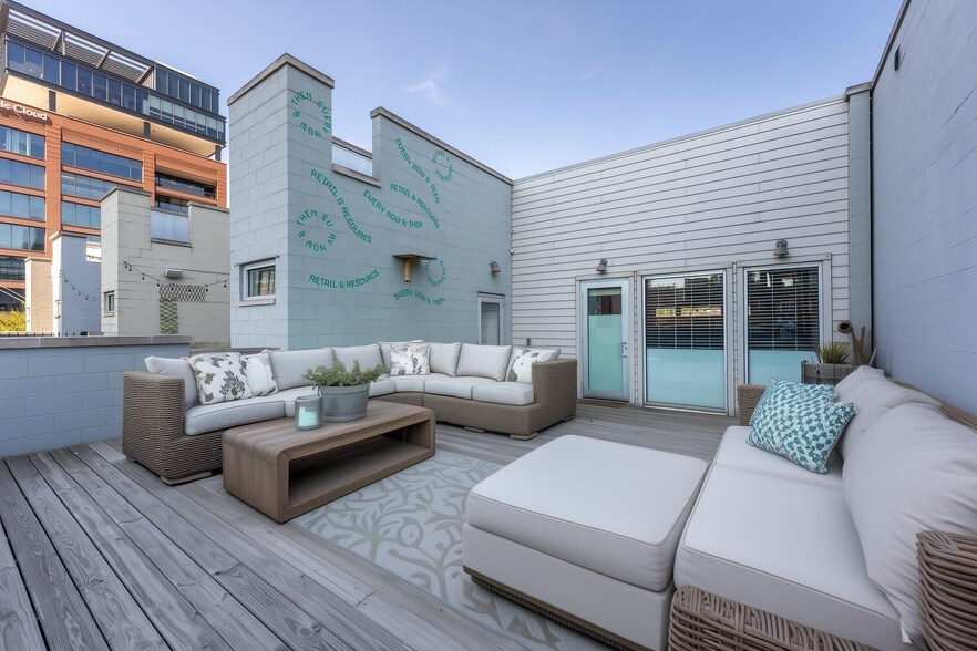 Building Photo - 1008 W Lake St