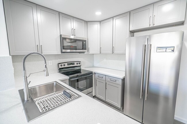 Building Photo - Remodeled 2 Bedroom Condo for Rent in Newhall!