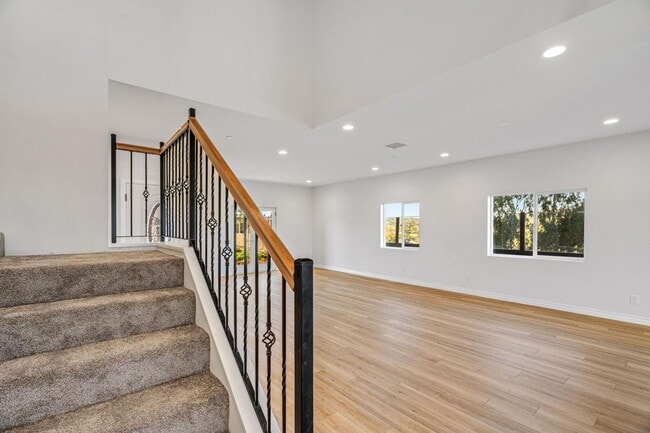 Building Photo - 5 Bedroom house with view