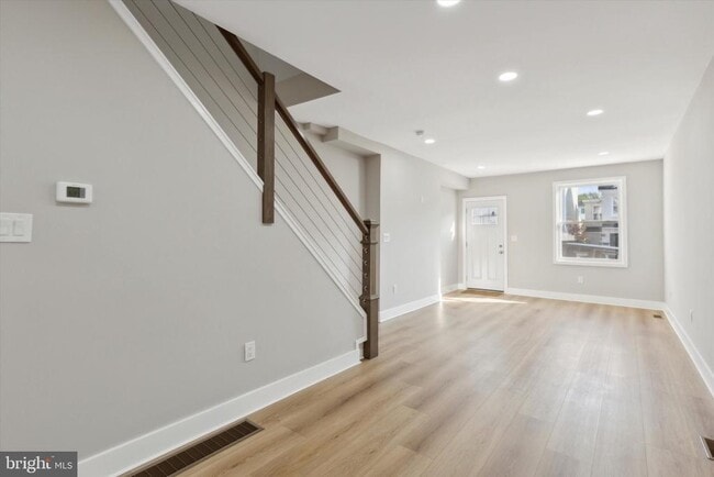 Building Photo - 247 E 6th Ave