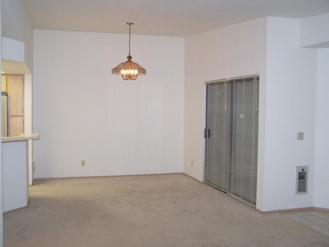 Building Photo - 2 Bed / 2 Bath Downtown Bellevue condo $3,395/month
