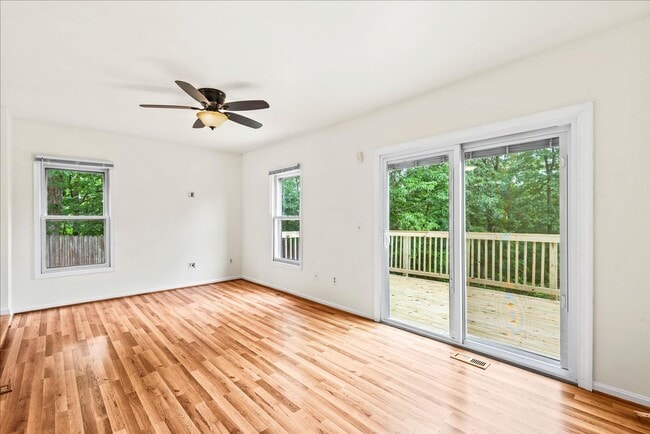 Building Photo - Charming 3-Level Townhome