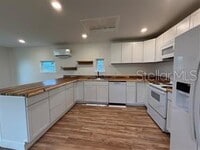 Building Photo - 912 Lake Jessie Dr