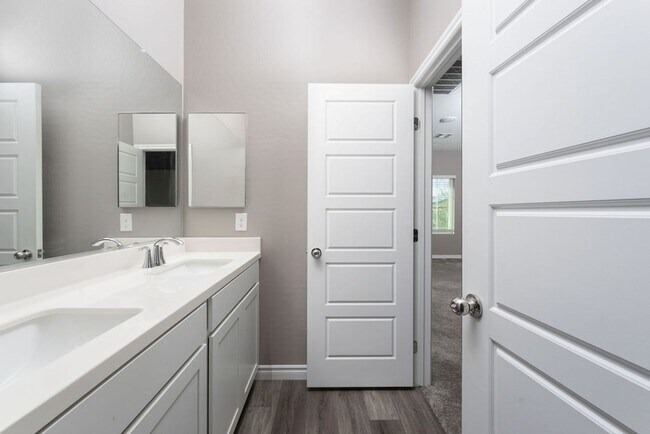 Building Photo - Modern Henderson Townhome with Loft & Resort-Style Amenities