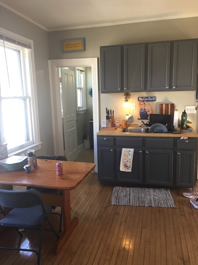 Building Photo - 919 E Clarke St