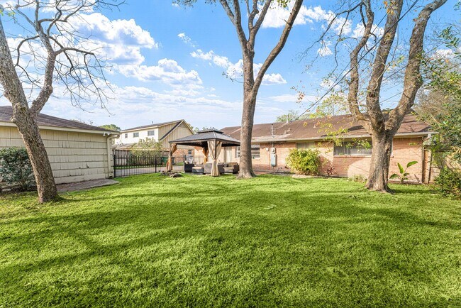 Building Photo - 6019 Cartagena St