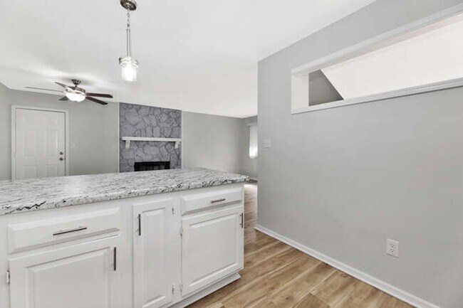 Building Photo - 2025-2027 N. Rosewood Ct.