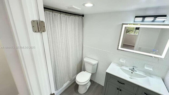 Building Photo - 1475 NE 125th Terrace