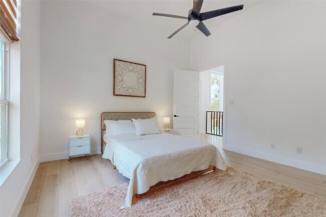 Building Photo - 3946 N Cresthaven Rd