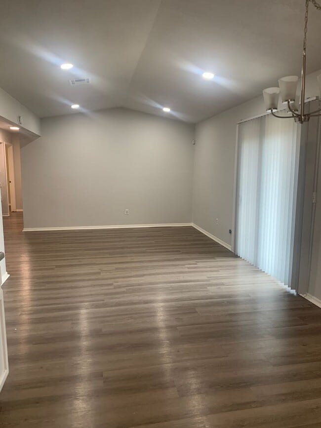 Building Photo - Renovated 3 Bedroom/ 1.5 Bath in Great Neighborhood