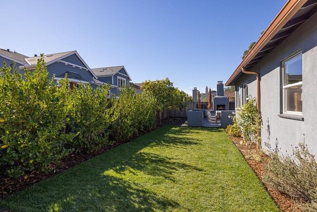 Building Photo - Half Moon Bay Quintessential Beach House!