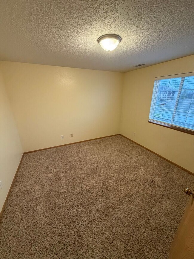 Building Photo - Condo For Rent!