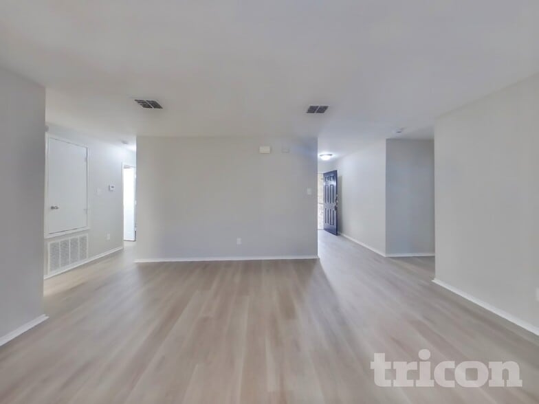 Building Photo - 1405 Englewood Dr