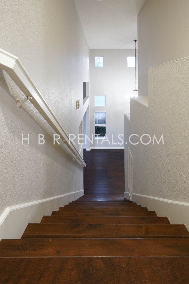 Building Photo - Bright Craftsman-Style 4 Bedroom Home in Q...