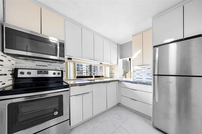 Building Photo - 17011 N Bay Rd