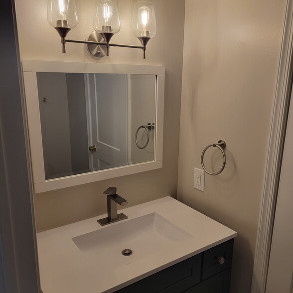 Building Photo - 84 Woodlake Dr