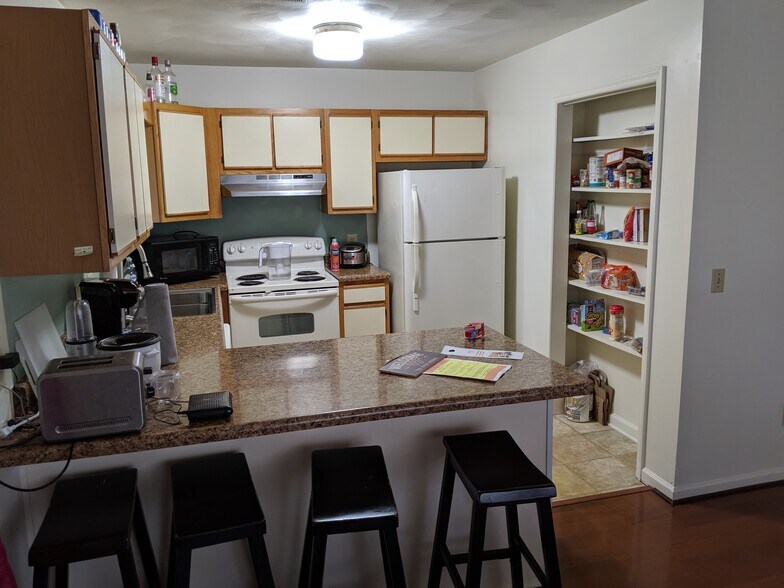 Pantry in kitchen - 892 Patrick Henry Dr