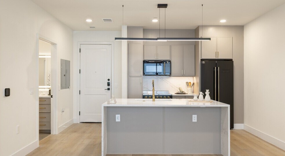 Building Photo - 411 N Akard St