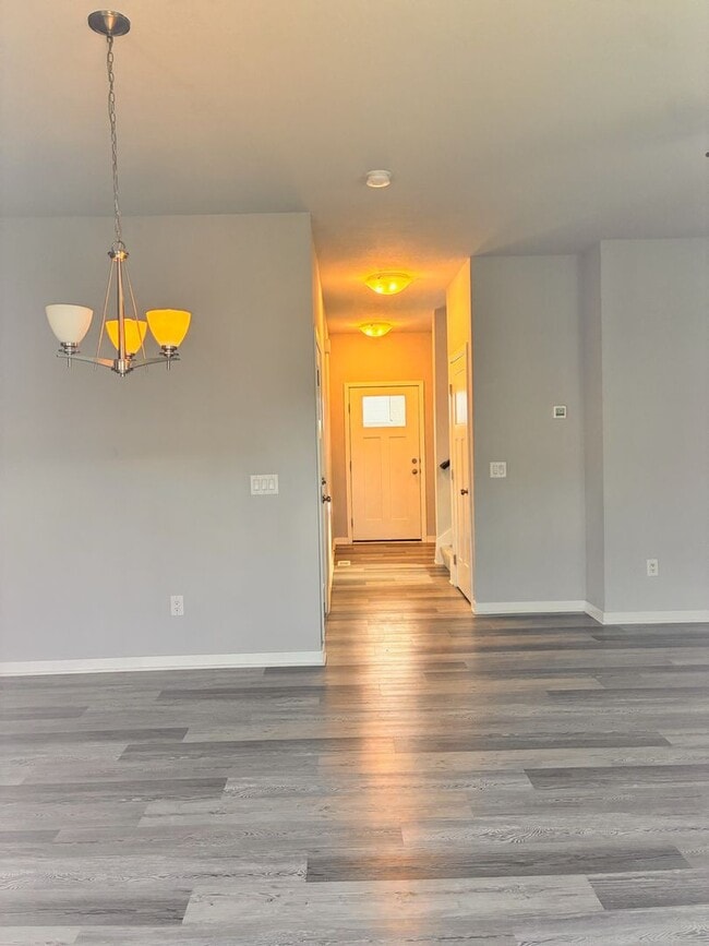 Building Photo - Spacious 3BR 2.5ba house in Urbandale, available NOW!