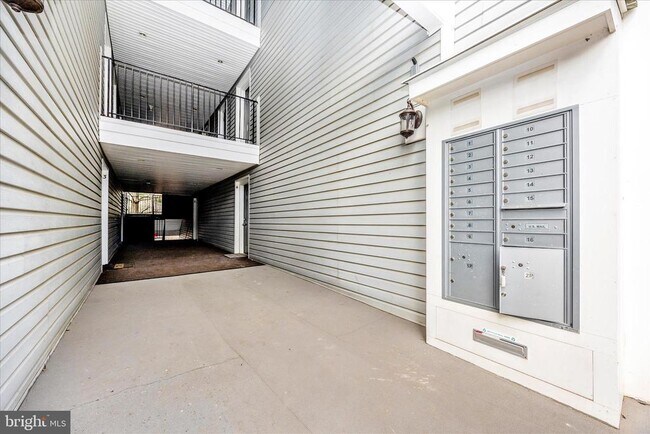 Building Photo - 10001 Vanderbilt Cir