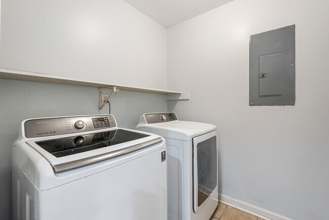 Building Photo - 1502 Hollywood St