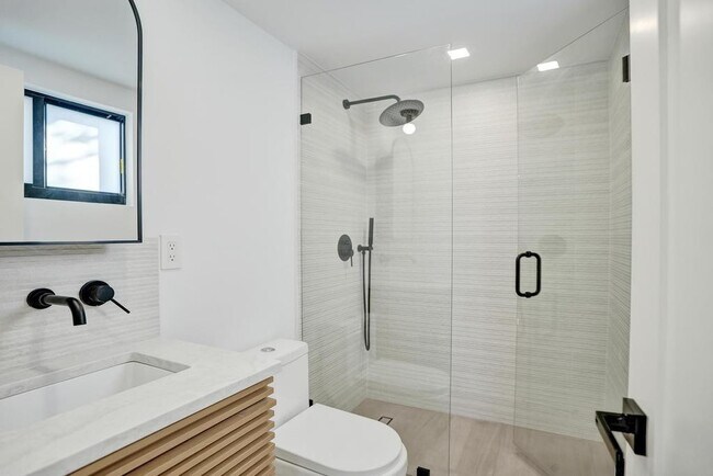 Building Photo - 840 SE 22nd Ave