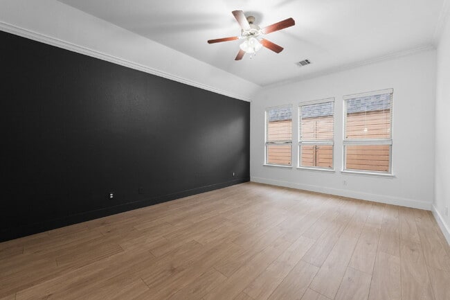 Building Photo - Spacious 5-Bedroom Retreat on Hidden Lake Court with Pool