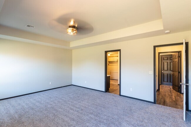 Building Photo - Beautiful 4 Bed 2 Bath in the Heart of Noble!