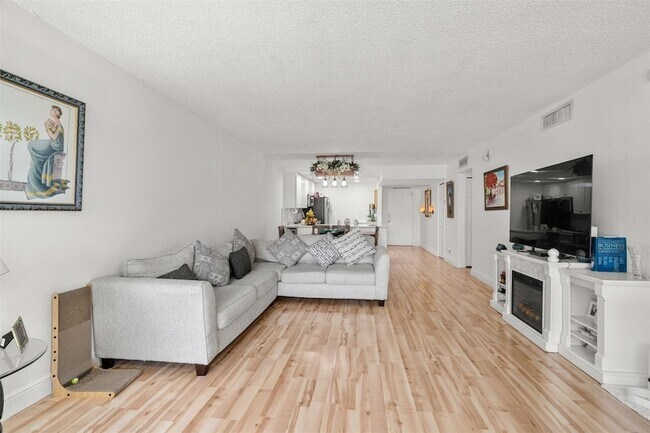 Building Photo - 3080 N Course Dr