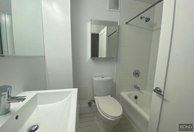 Building Photo - 400 E 57th St