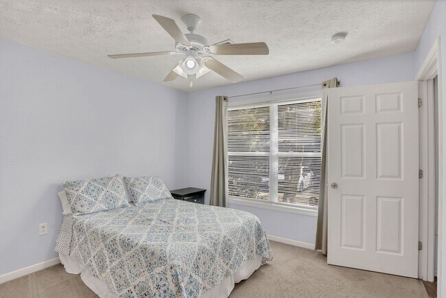 Building Photo - Southern Edge Condo Just Steps from Campus