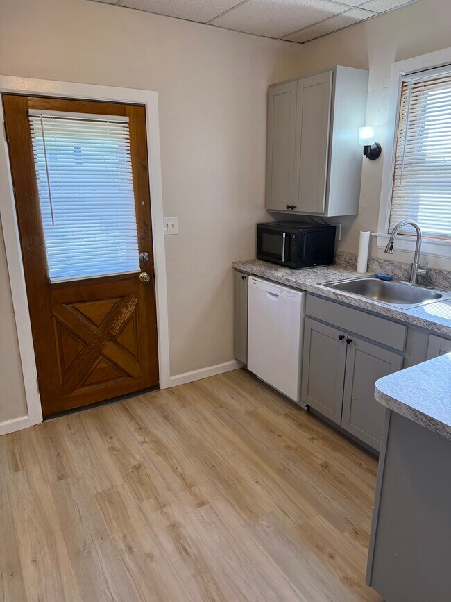 Building Photo - 402 4th St