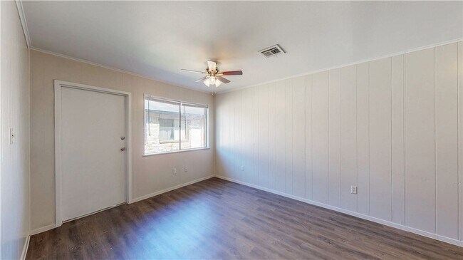 Building Photo - 206 Lynn Dr
