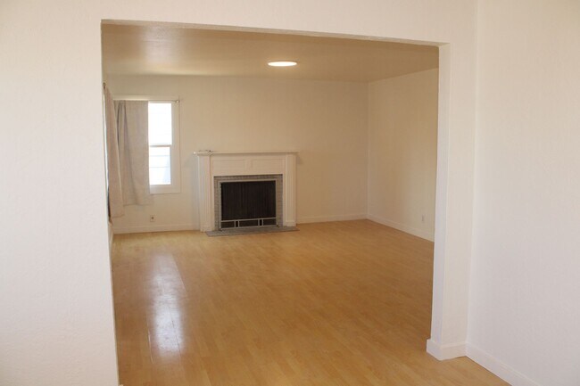 Building Photo - Ready for Move In! Three Bedroom, 1 1/2 Bathroom House with 2 Garages and Side Yard Access in Pit...
