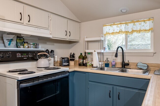 Building Photo - Well established neighborhood in prime loc...